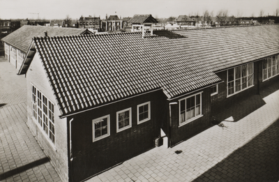 130472 Gezicht op de Prins Hendrikschool voor schipperskinderen te Vreeswijk.N.B. De gemeente Vreeswijk is per 1 juli ...